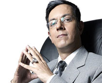  I thrive on meaty roles in small films: Rajat Kapoor  