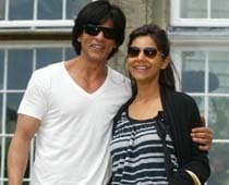 SRK wearing an emerald ring for wife Gauri
