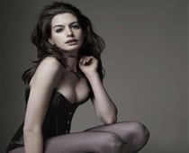 Anne Hathaway spoofs wardrobe malfunction in Oscars ad