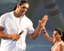 Khali Mobbed, Fans Injured!