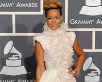 Rihanna reconciles with father 