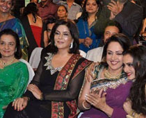 SRK Offends Zeenat Aman, Asha Parekh?