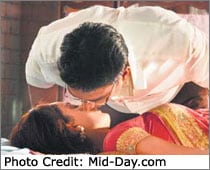 Madhavan kisses Kangna, but denies it