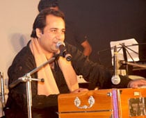 Pakistani singer Rahat Fateh Ali Khan detained at Delhi airport