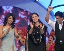 SRK plays mediator between Priyanka, Kareena