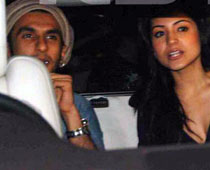 Ranveer-Anushka Kiss in Public 