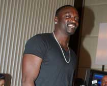 Akon Takes Off Shirt, A La Salman Khan