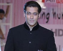 Salman Shoots For Bodyguard In Mumbai Crowd Unnoticed