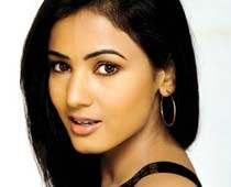 Sonal Chauhan Meets With Accident