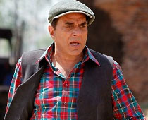 Dharmendra fan cycles to Mumbai from Varanasi, shooed away