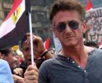 Sean Penn lends Egypt a hand