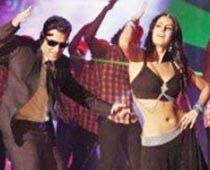 Salman, Katrina gift gold coins to Ek Tha Tiger unit Salman, Katrina gift gold coins to Ek Tha Tiger unit