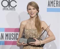 Taylor Swift wins Artist of the Year at 2011 American Music Awards