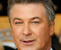 Alec Baldwin appologises to co-passengers for delay