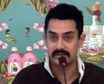 Aamir bowled over by snake boat on Kerala visit