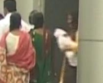 Aishwarya, Beti B visit Amitabh at hospital 