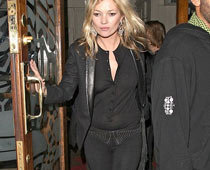   Kate Moss suffers arm paralysis  