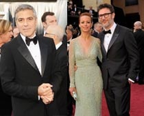 Stars arrive for Oscar Awards 2012, one dressed like statute