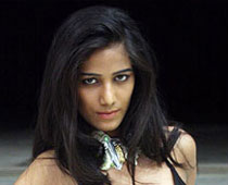  Poonam Pandey goes topless on Twitter 