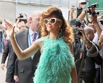 Rihanna enjoyed playing with guns in <i>Battleship</i>