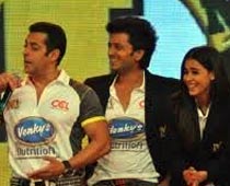 Salman gifts 'honeymoon package' to Riteish, Genelia