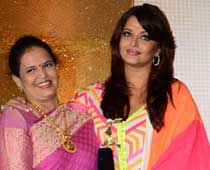  My mother is nucleus of my existence: Aishwarya