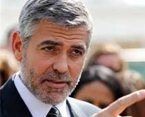  Clooney arrested in protest at Sudanese Embassy