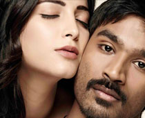 Dhanush watches <i>3</i> with fans 