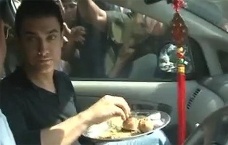 Aamir Khan enjoys <i>litti chokha</i> in Bihar