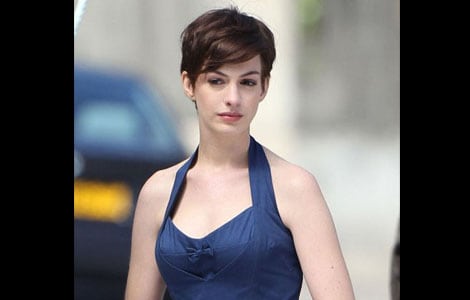 Anne Hathaway Short Straight Hairstyle with Side Swept Bangs