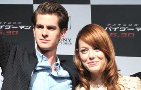  Emma Stone moves in with Andrew Garfield 