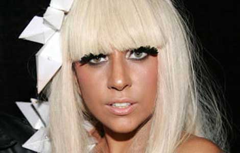 Gaga's driving lesson ruined by snapper