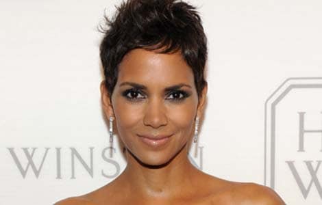 Halle Berry hits out at paparazzi