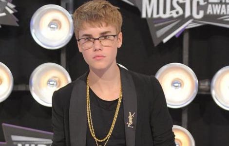 Justin Bieber fans jam hotel line