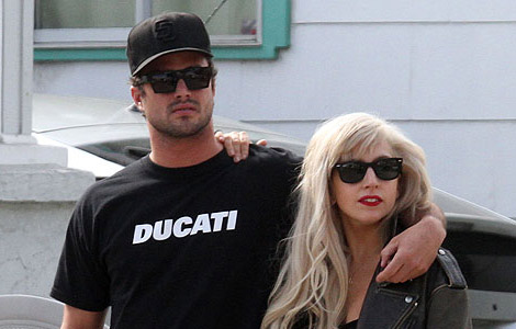 Lady Gaga presents stray cat to boyfriend