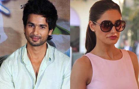  Shahid Kapoor helps Nargis Fakhri