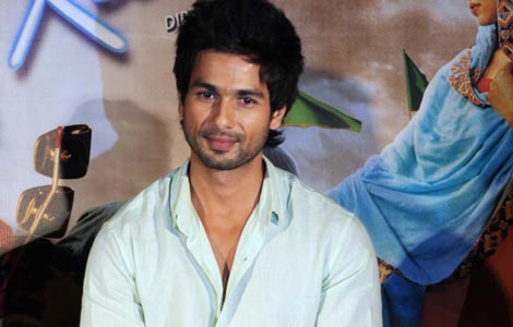 Doing <i>shayari</i> made me nervous: Shahid Kapoor