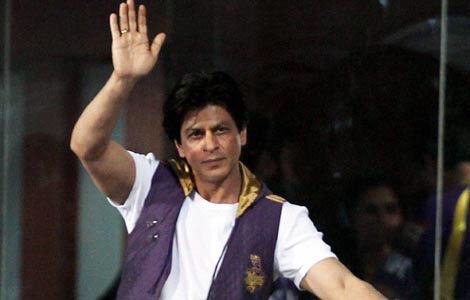 Shah Rukh Khan warmly welcomed by fans