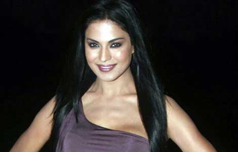 Veena Malik hunts for a man like Big B