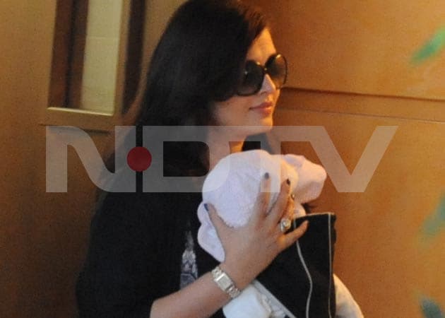 Exclusive: Aaradhya Bachchan sighted with Aishwarya at airport