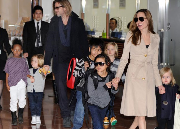 Brad Pitt, Angelina Jolie enjoy karaoke with family