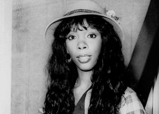 Donna Summer buried in a casket covered by white roses 