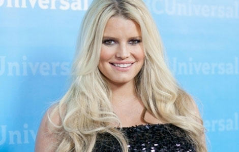 Jessica Simpson gives birth to a baby girl 