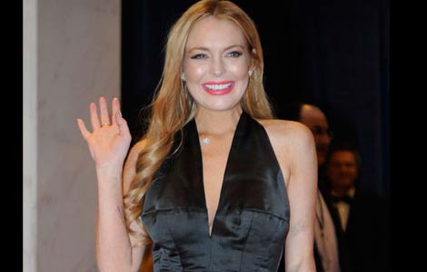 Lindsay Lohan gives $100 to toilet cleaner