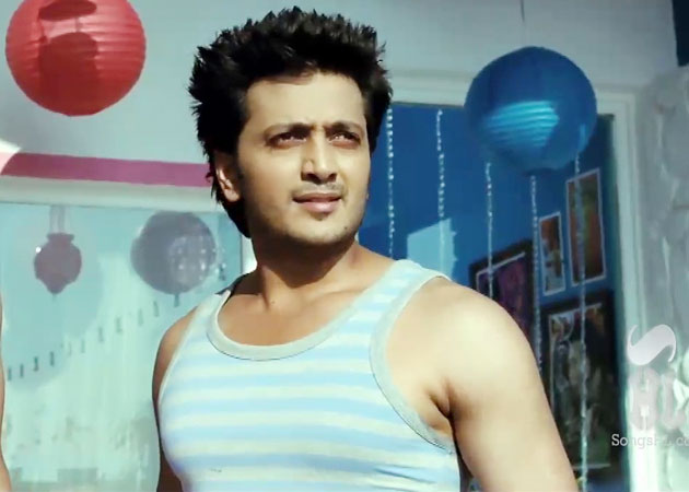 Riteish Deshmukh gets his chest waxed