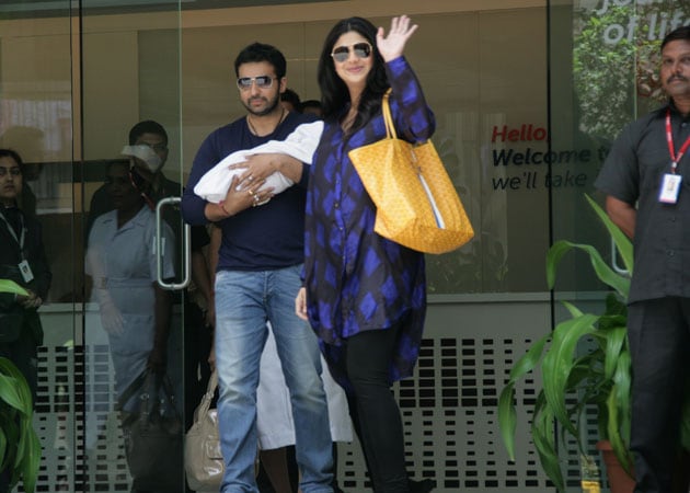 Shilpa, Raj take newborn son home