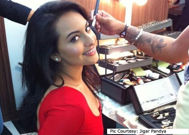 Move over Angelina's right leg, Sonakshi's forehead trends on Twitter