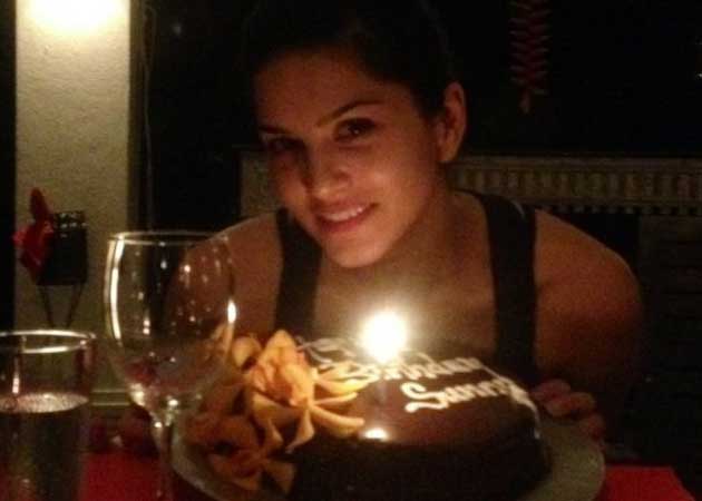 Sunny Leone celebrates birthday with <i>Jism 2</i> team