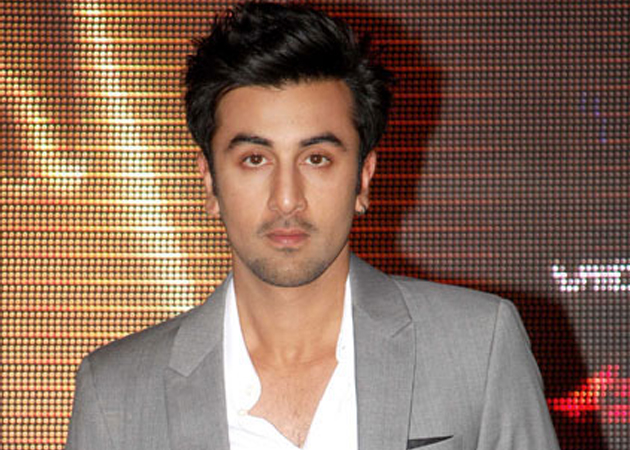 Ranbir Kapoor imitates Kareena at IIFA