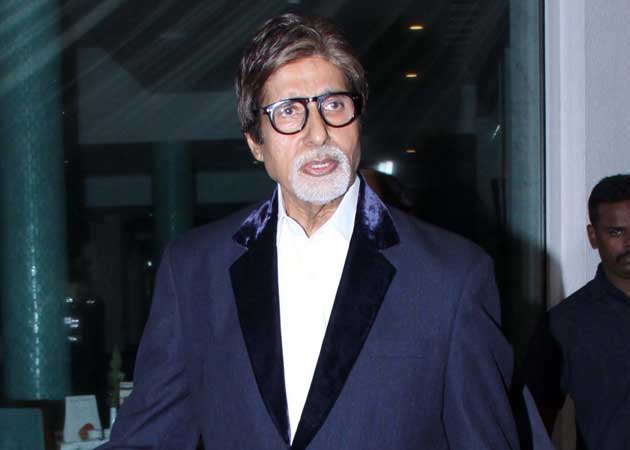 Amitabh Bachchan revisits "early years" with a little help from a power cut